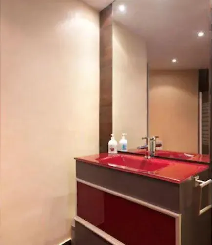 Lucas House By Group * Сіджас